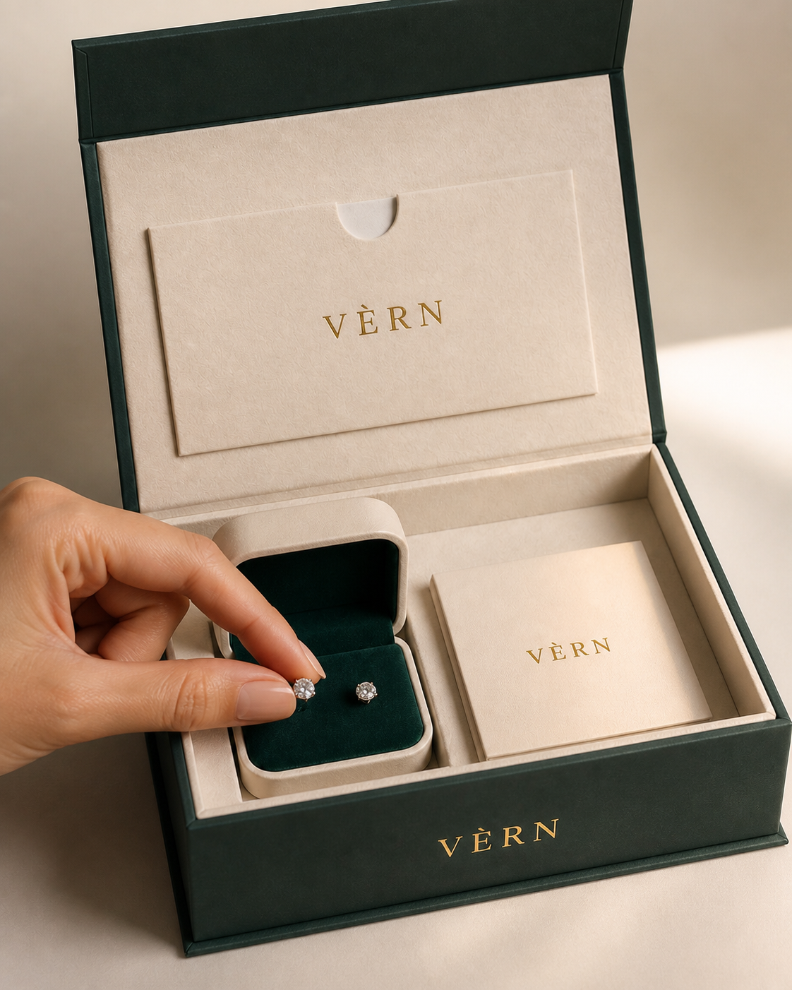 실제 VÈRN 케이스 안에 라운드 이어링을 조심스럽게 보관하는 손
